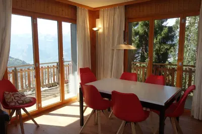 Ein allgemeiner Bergblick oder ein Berglick von der Ferienwohnung aus