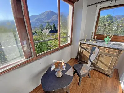 Ein allgemeiner Bergblick oder ein Berglick von des Ferienhauses aus