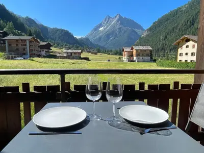 Ein allgemeiner Bergblick oder ein Berglick von der Ferienwohnung aus