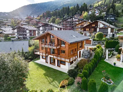 Ein allgemeiner Bergblick oder ein Berglick von des Chalets aus