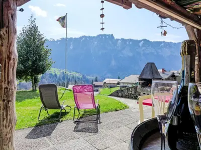 Ein allgemeiner Bergblick oder ein Berglick von des Ferienhauses aus