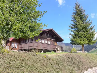 Das Gebäude in dem sich das Ferienhaus befindet