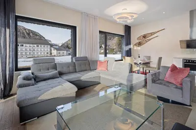 Ein Sitzbereich in der Unterkunft Alpen Apartment I Andermatt I Ski I Parkplatz I Familien