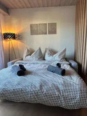 Ein Bett oder Betten in einem Zimmer der Unterkunft CapoBnB SKI und Alpenpanorama im Wallis, Wandern