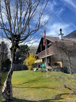 Ein allgemeiner Bergblick oder ein Berglick von des Ferienhauses aus