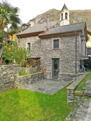 Das Gebäude in dem sich das Ferienhaus befindet