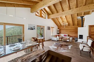 Ein Sitzbereich in der Unterkunft Chalet White Peak by Miggins