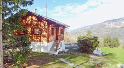 Ein allgemeiner Bergblick oder ein Berglick von des Ferienhauses aus