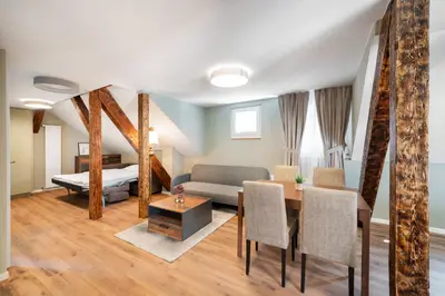Ein Bett oder Betten in einem Zimmer der Unterkunft BetweenTheLakes Penthouse