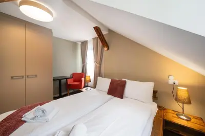 Ein Bett oder Betten in einem Zimmer der Unterkunft BetweenTheLakes Penthouse
