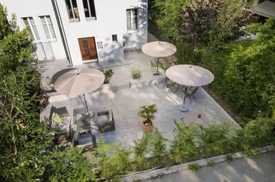 Ein Garten an der Unterkunft BetweenTheLakes Penthouse