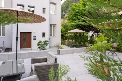 Ein Garten an der Unterkunft BetweenLakes Apartment ground fl