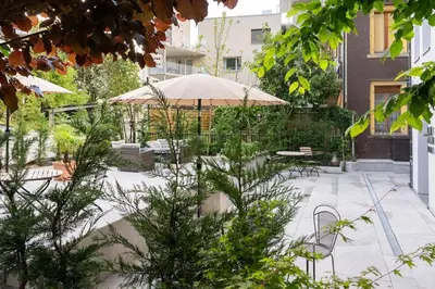 Ein Garten an der Unterkunft BetweenLakes Studio 1st floor east
