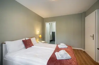 Ein Bett oder Betten in einem Zimmer der Unterkunft BetweenLakes Studio 1st flr west