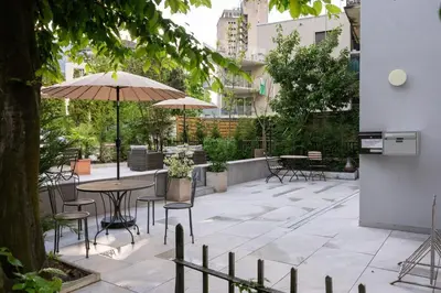 Ein Garten an der Unterkunft BetweenLakes Studio 1st flr west