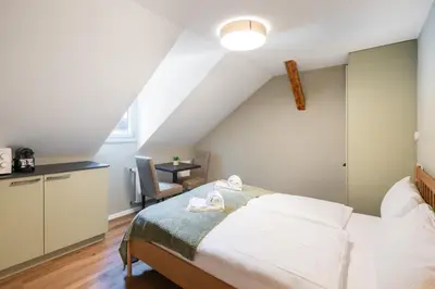 Ein Bett oder Betten in einem Zimmer der Unterkunft BetweenLakes Studio 2nd floor