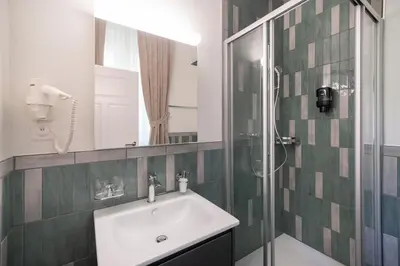 Ein Badezimmer in der Unterkunft BetweenLakes Studio grd floor east