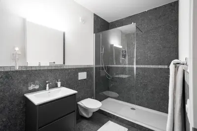 Ein Badezimmer in der Unterkunft BetweenLakes Studio ground floor west