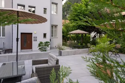 Ein Garten an der Unterkunft BetweenLakes Studio ground floor west