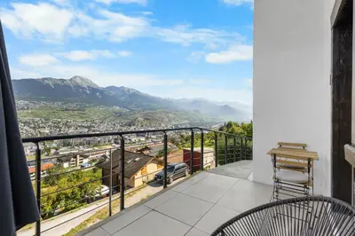 Ein allgemeiner Bergblick oder ein Berglick von der Ferienwohnung aus