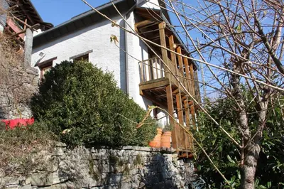 Das Gebäude in dem sich das Ferienhaus befindet