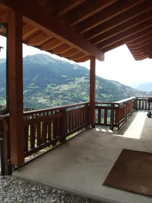Ein allgemeiner Bergblick oder ein Berglick von des Chalets aus
