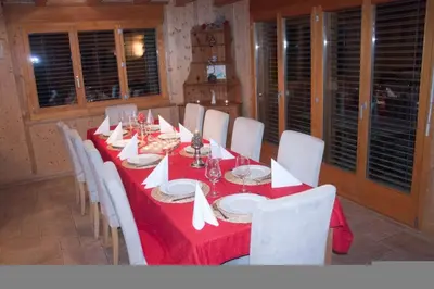 Ein Restaurant oder anderes Speiselokal in der Unterkunft Tschoueilles 013 MOUNTAIN & VIEW - chalet 12 pers