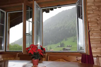 Ein allgemeiner Bergblick oder ein Berglick von der Lodge aus