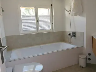Ein Badezimmer in der Unterkunft Great apartment with visual contact to Alpin Express
