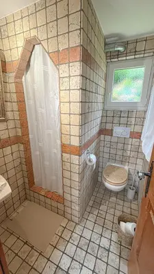 Ein Badezimmer in der Unterkunft Charmante maisonnette avec jardin