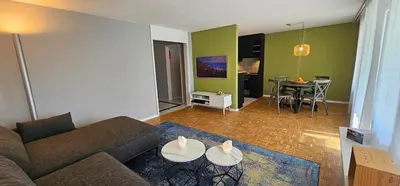 Ein Sitzbereich in der Unterkunft Garden Suite Thun