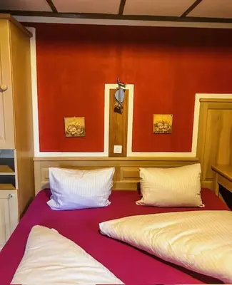 Ein Bett oder Betten in einem Zimmer der Unterkunft Gasthaus Tschiffra