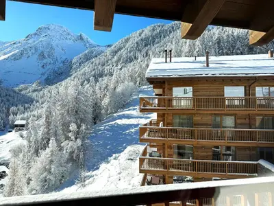 Ein allgemeiner Bergblick oder ein Berglick von des Aparthotels aus