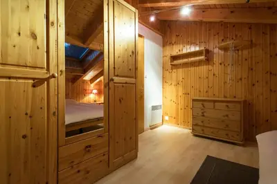 Ein Bett oder Betten in einem Zimmer der Unterkunft Sunny and spacious apartment in chalet Faigaux in Veysonnaz situated in quiet area with magnificent mountain views