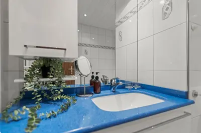 Ein Badezimmer in der Unterkunft Vue, 2 terrasses & parking privé - Saas-Grund