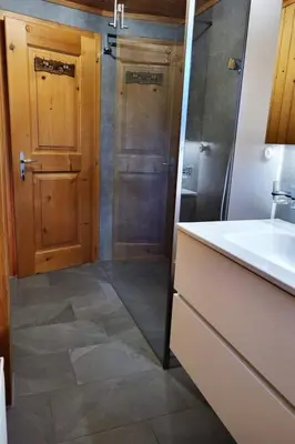 Ein Badezimmer in der Unterkunft Apartment Berna 2- Stock by Interhome