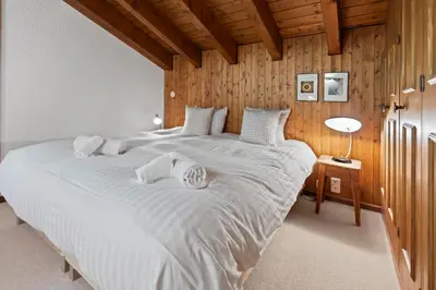 Ein Bett oder Betten in einem Zimmer der Unterkunft Piscine, Ski & Vue sur le lac - Crans 6 pers