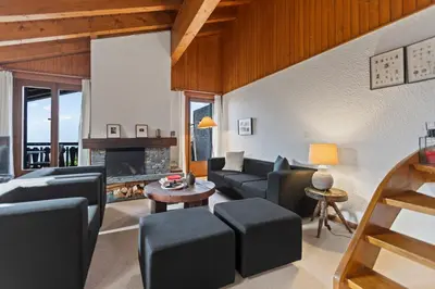 Ein Sitzbereich in der Unterkunft Piscine, Ski & Vue sur le lac - Crans 6 pers