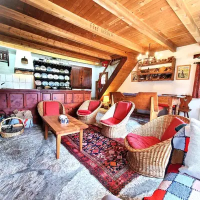 Ein Sitzbereich in der Unterkunft Tourbillon Gerber - Chalet authentique La Sage