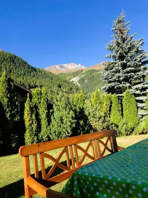 Ein allgemeiner Bergblick oder ein Berglick von der Ferienwohnung aus