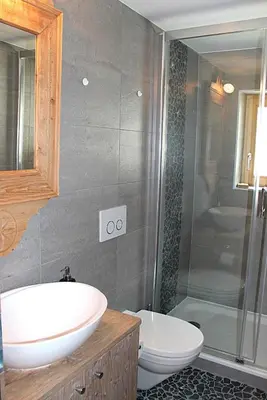 Ein Badezimmer in der Unterkunft Bon Repos - Cosy avec terrasse Evolene