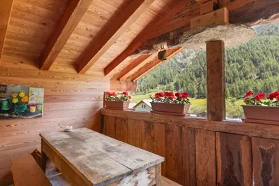 Ein allgemeiner Bergblick oder ein Berglick von des Chalets aus