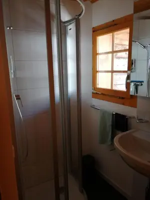 Ein Badezimmer in der Unterkunft Heimelige Wohnung in einem Walliser Haus