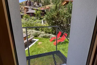 Ein Garten an der Unterkunft Zermatt, 4 pers, 3 lits - Balcon avec vue et petit jardin