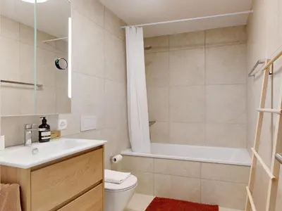 Ein Badezimmer in der Unterkunft Bright flat with terrace in Sierre