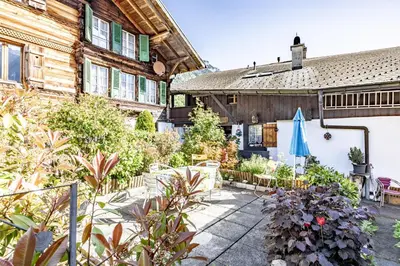 Ein Garten an der Unterkunft Chalet Idylle - mountain view & next to Interlaken