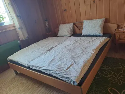 Ein Bett oder Betten in einem Zimmer der Unterkunft Fluehüsli