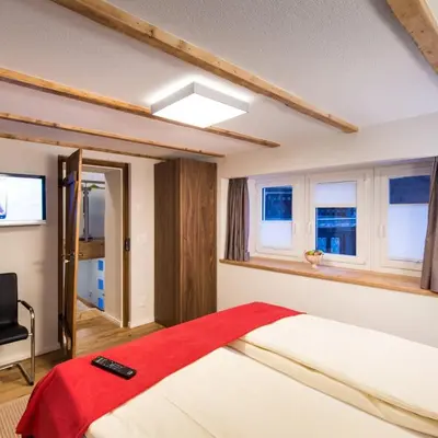 Ein Bett oder Betten in einem Zimmer der Unterkunft Gemütliches Chalet, 2 Min vom Kirchplatz by ZermattStays