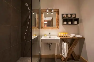 Ein Badezimmer in der Unterkunft Elegant Alpine Chalet with Spa