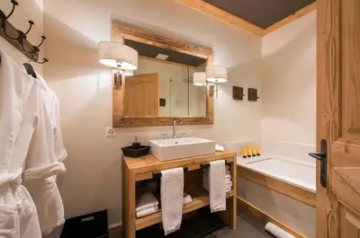 Ein Badezimmer in der Unterkunft Elegant Alpine Chalet with Spa
